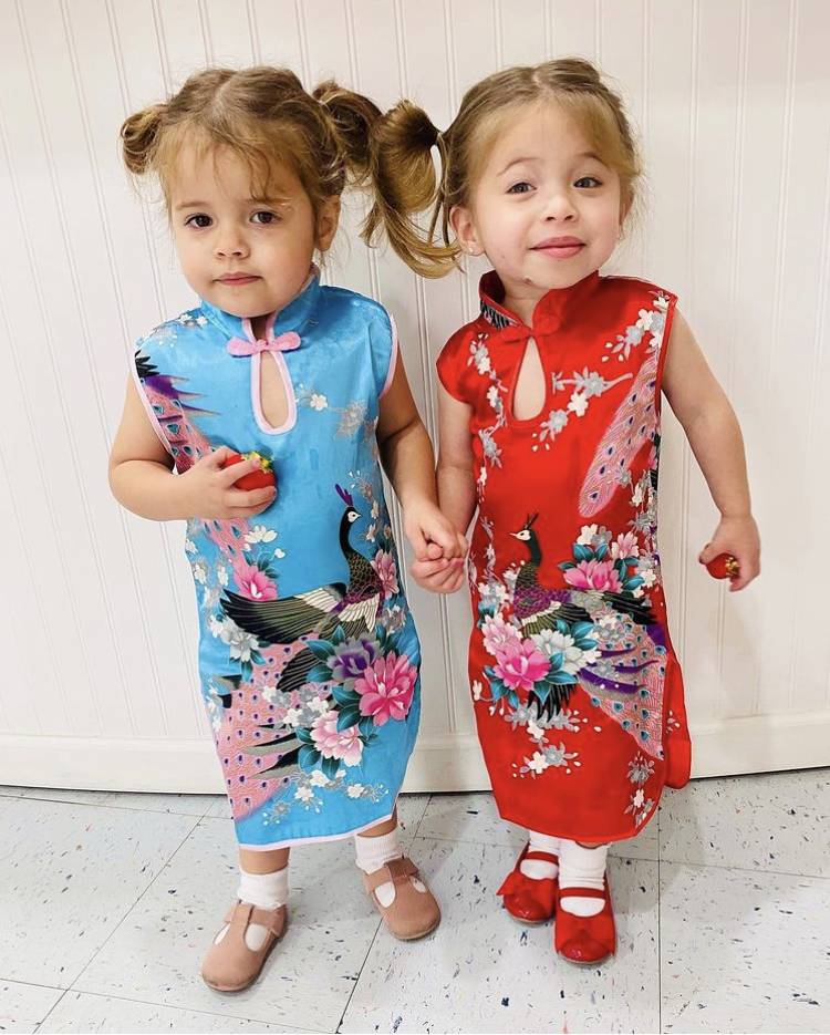 preschoolers in traditional Chinese clothing